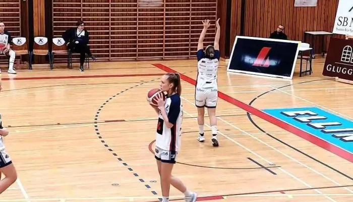 Blue Hollin • Iþrottahus Keflavikur Keflavik 2 - Keflavík