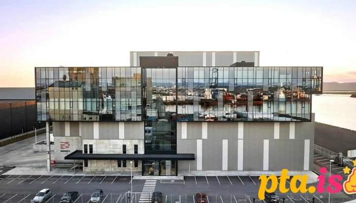 Innnes -  Fra Eiganda - Reykjavík
