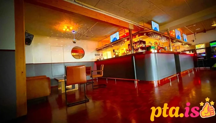 Lundinn Original Puffin Bar Stemning - Vestmannaeyjabær