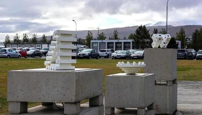 Mitt A Milli Nalaegdar Og Endalausrar Fjarlaegdar Skulptur - Akureyri