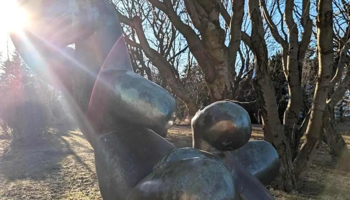 Modir Min I Kvikvi Skulptur - Reykjavík