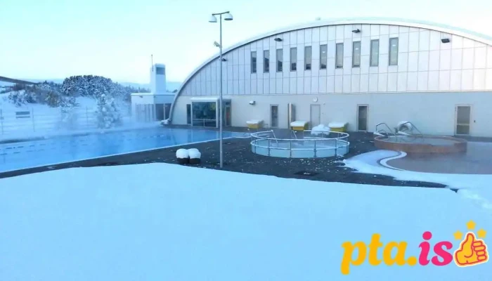 Sundlaugin A Laugum Fra Eiganda - Laugar