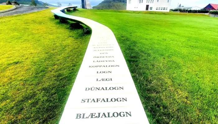 Vedurhorfur Skulptur - Grundarfjörður